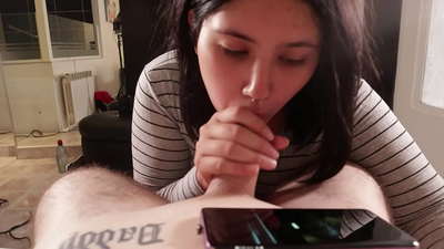 Prendo in giro la mia sorellastra mentre guarda Disney [Cum]