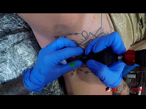 ❤️ Estremamente tatuato hottie Sully Savage ottenuto un tatuaggio sul suo clitoride ☑ Pornoal it.doujin-sexy.ru ❌❤